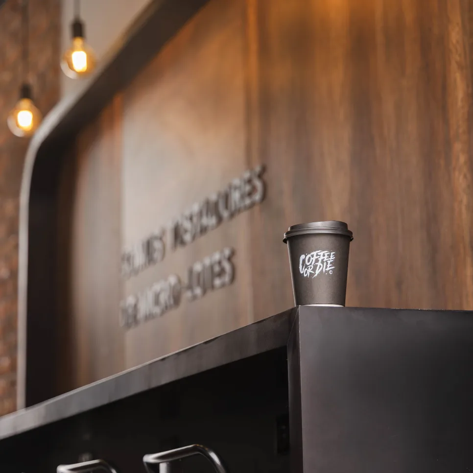 Vaso para llevar de Cofaine sobre la barra de la tienda