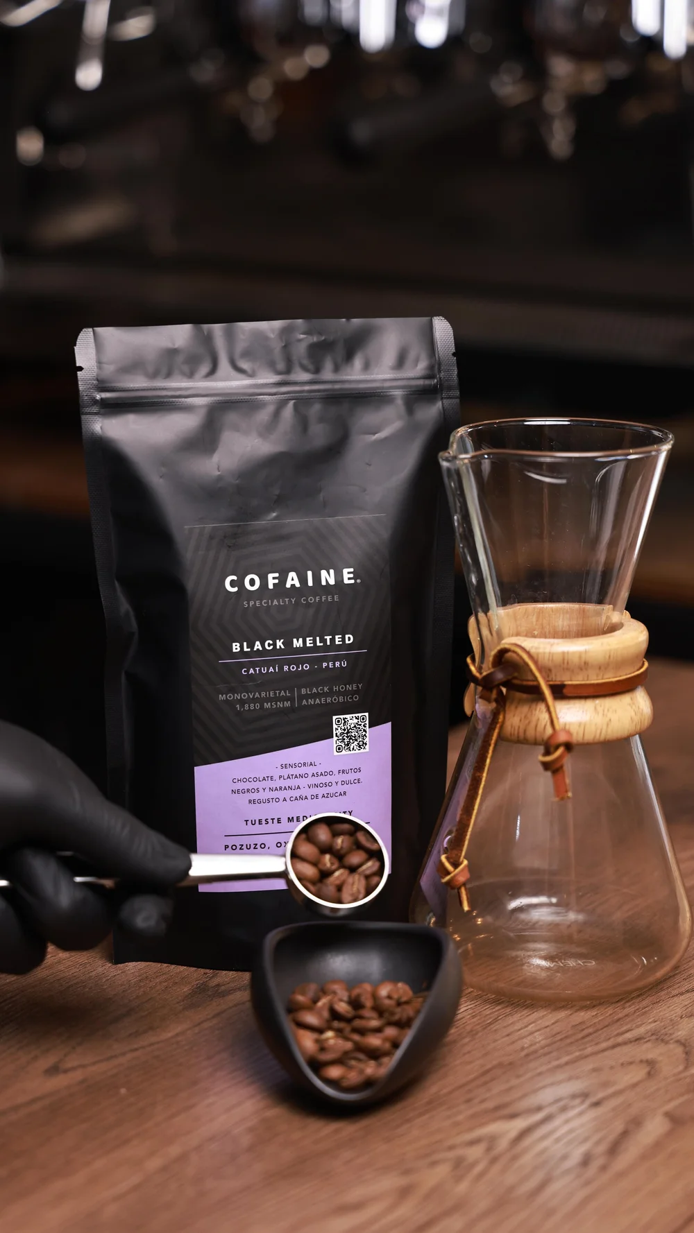 Taza de café Cofaine sobre la barra